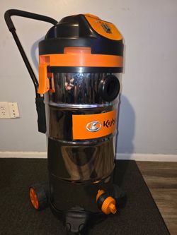 Kubota EC 808NG 12 gallon dry / wet shop vacuum with accessories.