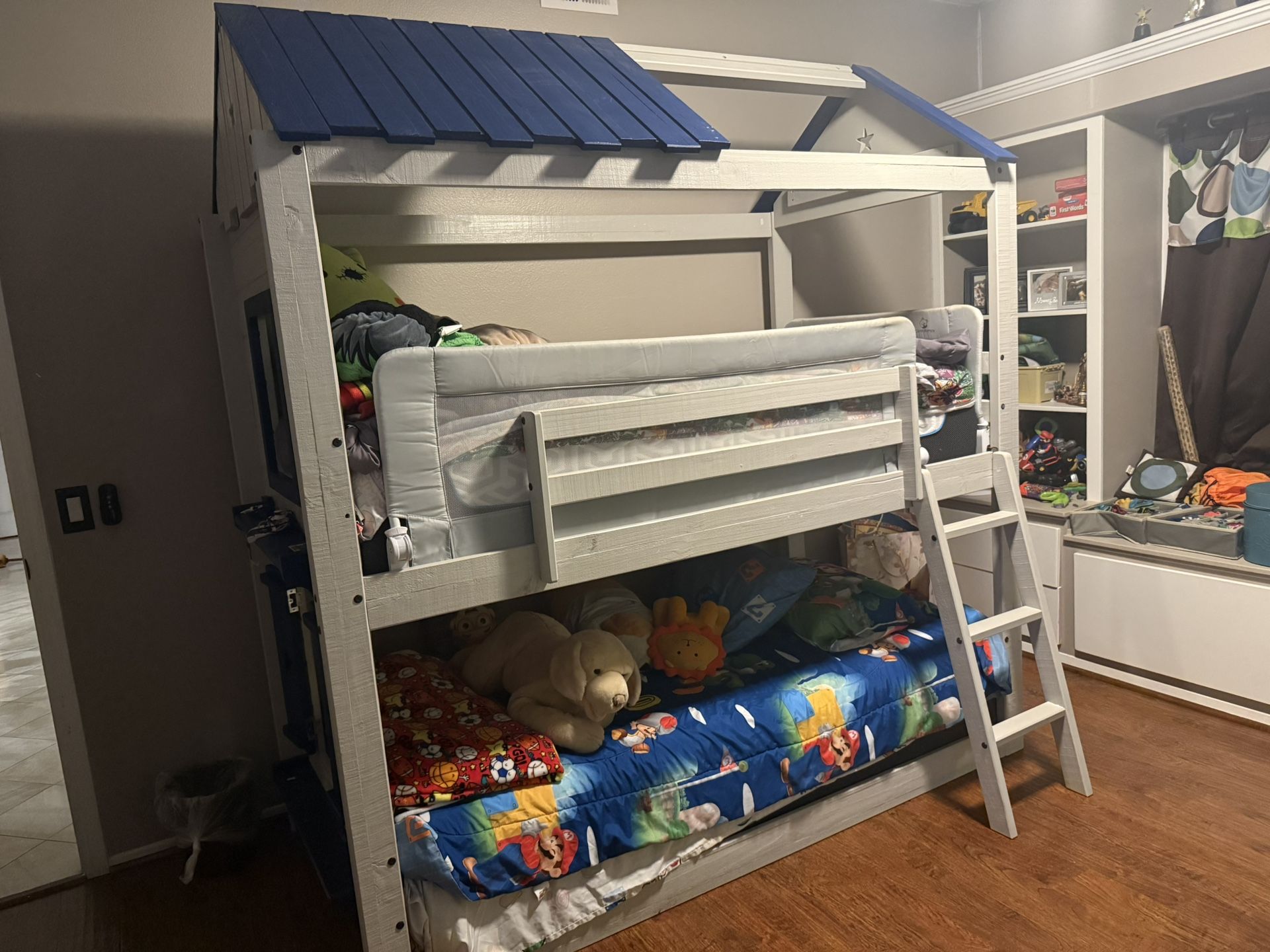 Bunk bed 