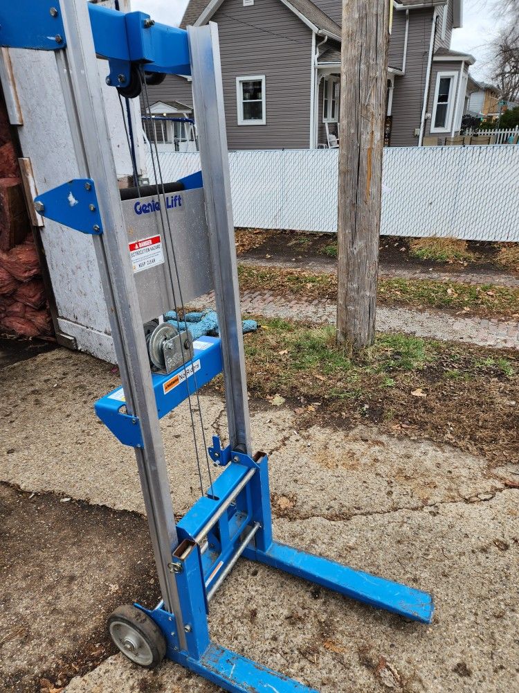 10' Genie Lift