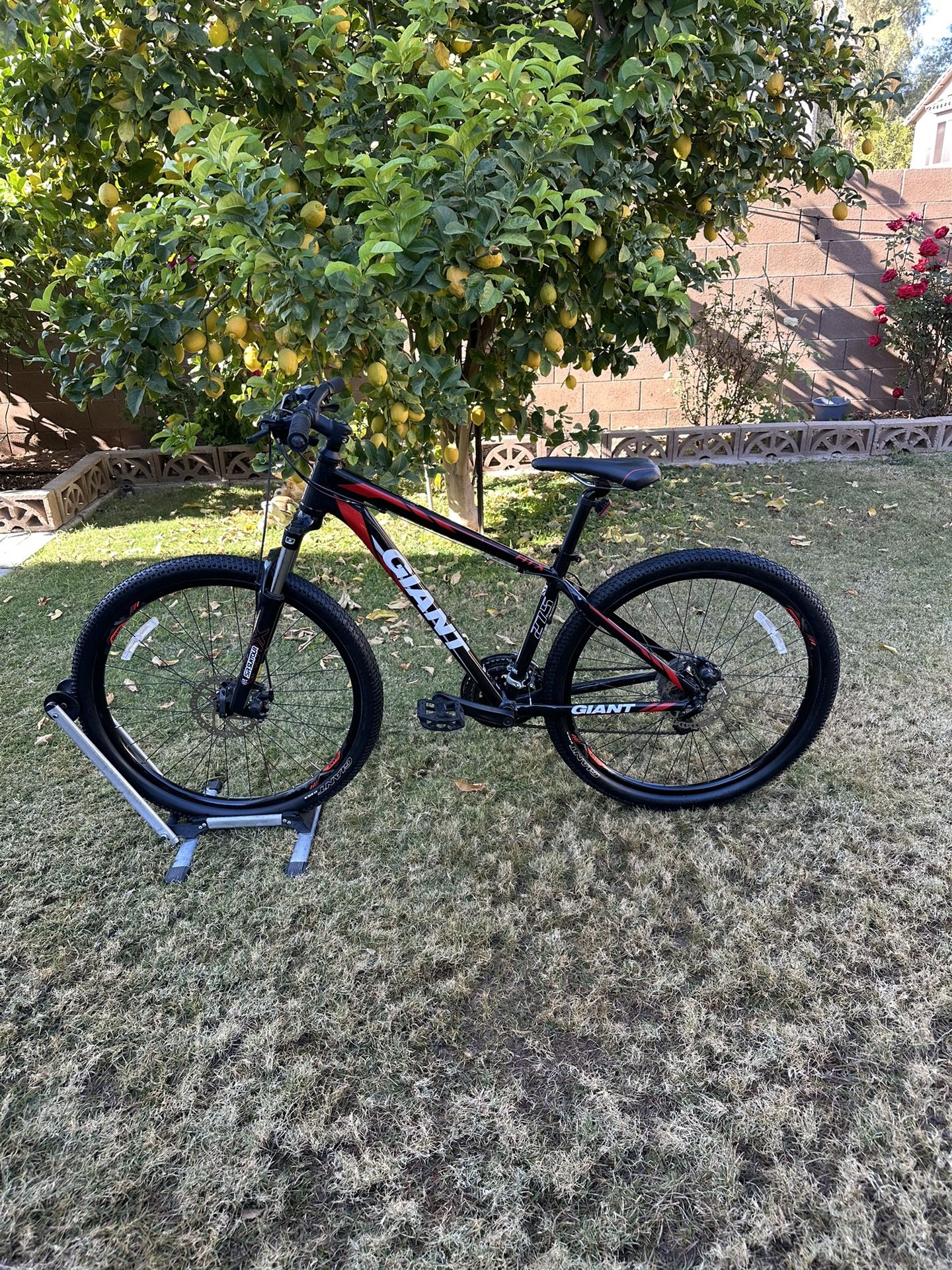 GIANT ATX 27.5 INCH MOUNTAIN BIKE, 7X3 SPEED, SMALL ALUMINUM FRAME, LIKE BRAND NEW