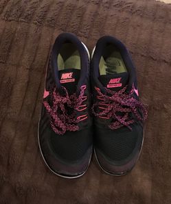 Girl Nike Shoes Black/Pink Size 6