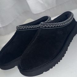 Stay warm and stylish this season with these authentic UGGs! Brand new, never worn, super cozy and comfortable. Perfect for everyday wear or as a gift