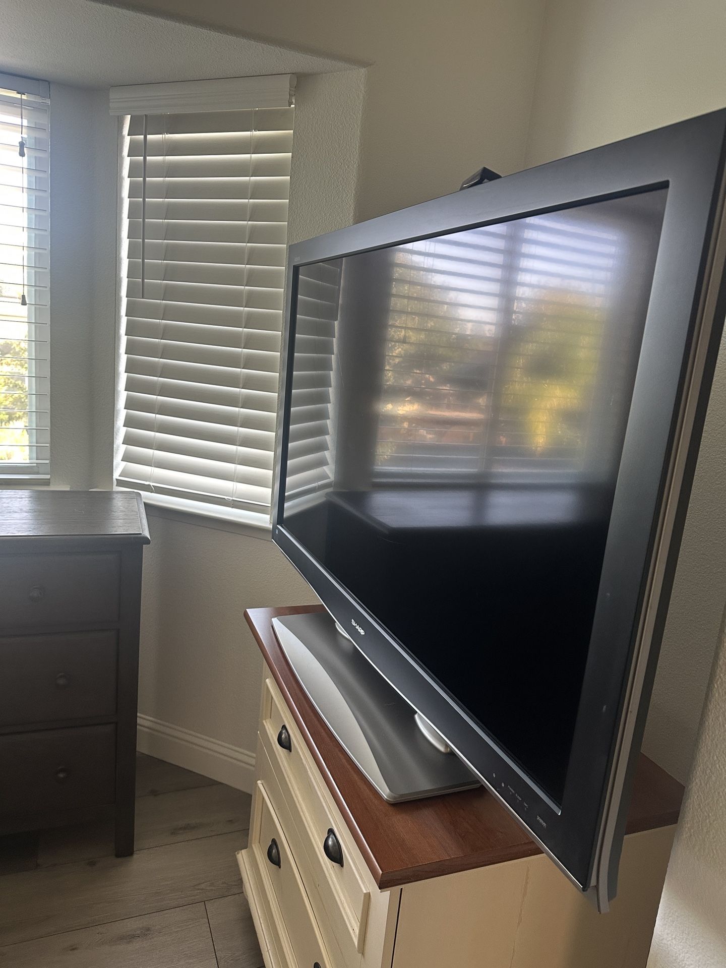 TV - sharp With stand