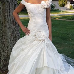 SALE....Beautiful Demetrios  Wedding Gown Size 10 Bridal
