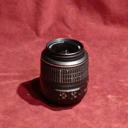 Nikon 18-55mm f/3.5-5.6G AF-S DX VR Nikkor Zoom Lens