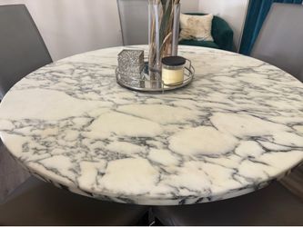 Table with 5 chairs