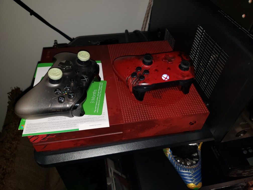 Xbox one gears of war edition Extra controllers and about 15 games headsets extra HDMI wires