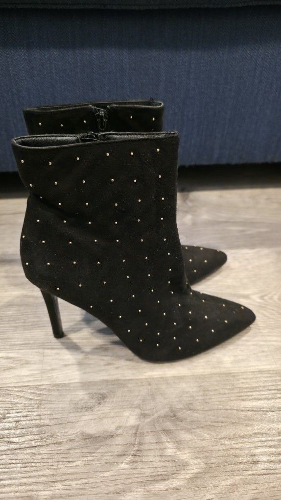 ✨ Chic Black Studded Booties – Size 7✨