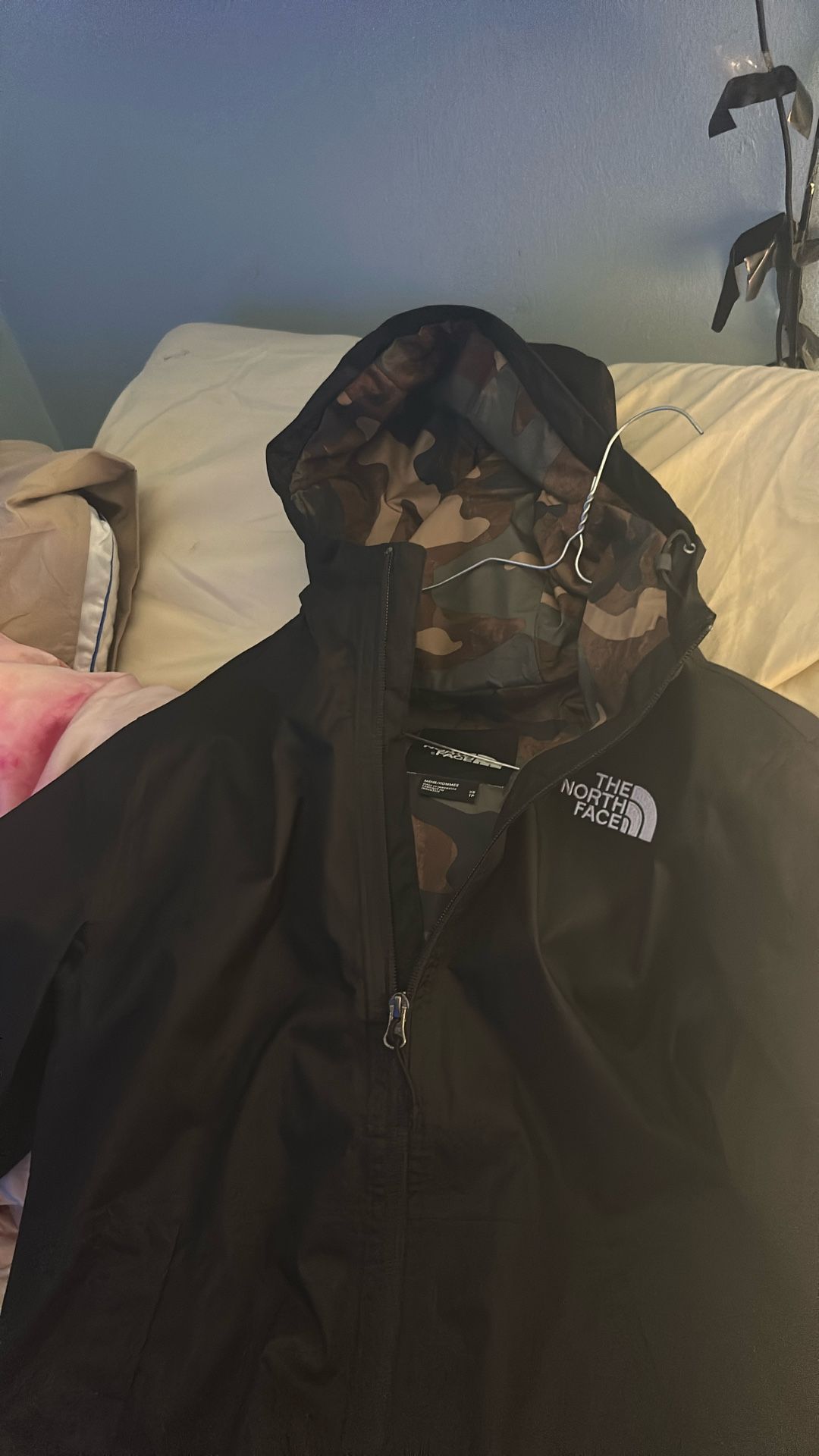 Men’s or a woman’s extra small north face jacket army style inside has never been worn. It was my daughter and she didn’t want it.