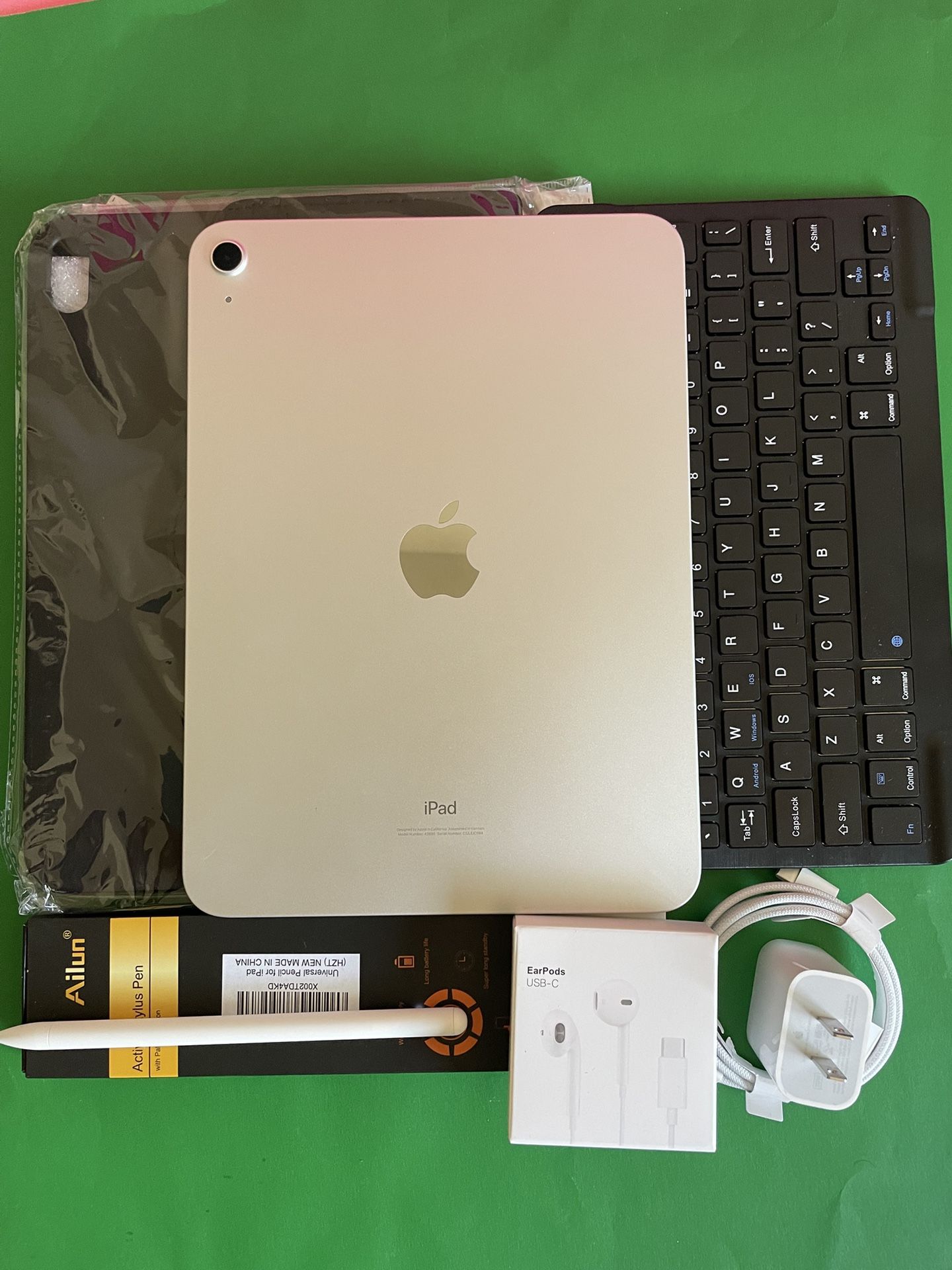 256gb Apple IPad 10th Generation (10.9” Liquid Retina / 2022 model) with pen, keyboard, case & Accessories (warranty 2026) 