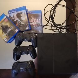 Ps4 With 3 Controllers And 3 Games