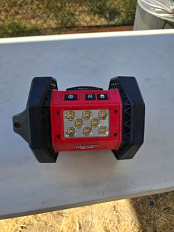 MILWAUKEE FLOOD LAMP M18 (read description)