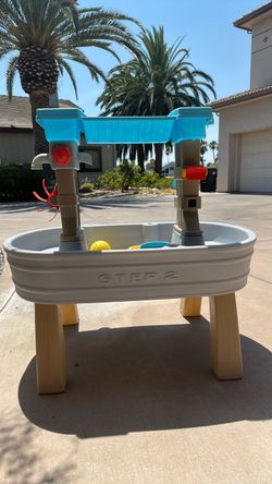 Toddler water well table