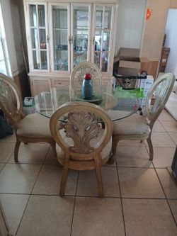 Mesa con 4 sillas y vitrina