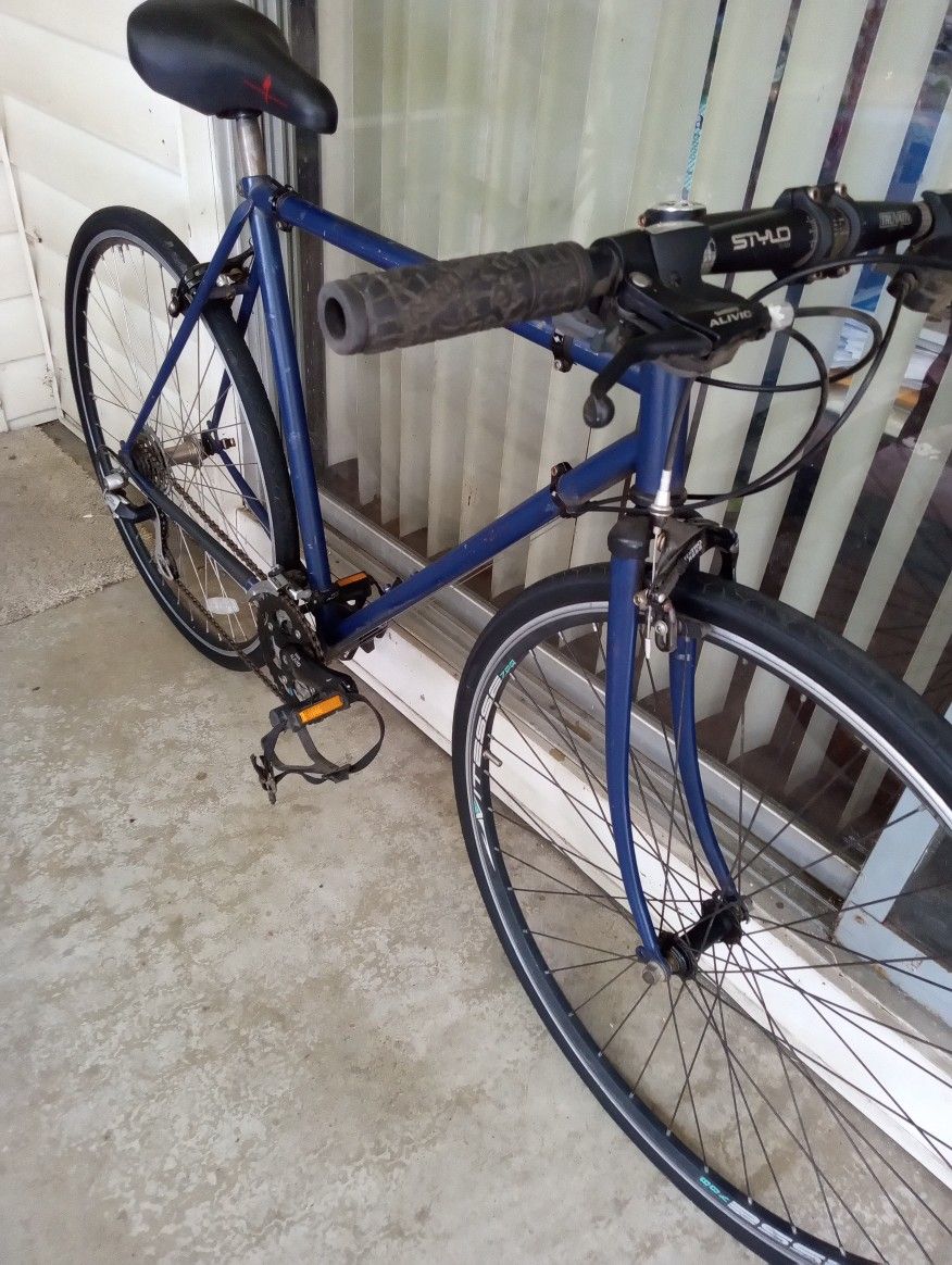 HYBRID 700cc Bike Shimano ALIVIO EQUIPPED