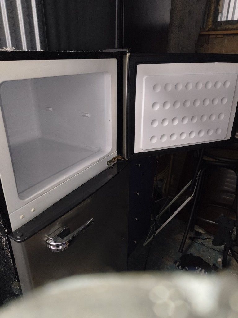 FRIGIDAIRE Refrigerator