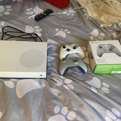 Xbox One S With 2 Wireless Controllers