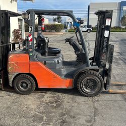 Toyota Pneumatic 8fgu32 Low Hours