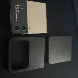 Samsung Flip 4 - Excellent condition - Unlocked And Clean IMEI