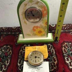 RELOJ ANTIGUO DE MADERA CON UN RELOJ DE RESPUESTO