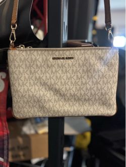 Micheal Kors cross body purse