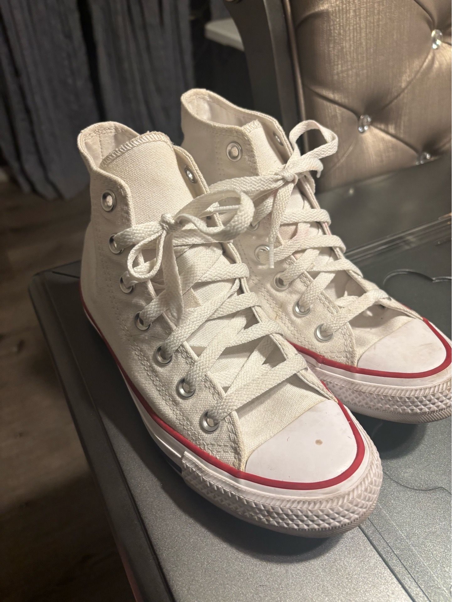 White Converse women’s size 6