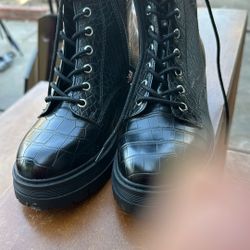 Women’s 7 1/2 Boots $10
