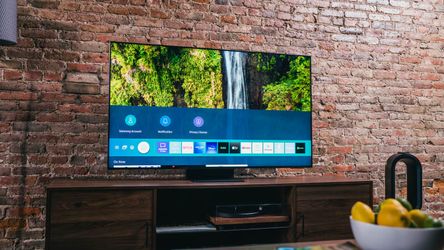 Qled Samsung 65in smart tv free delivery
