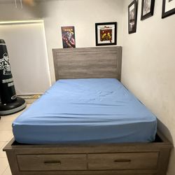 Queen Bed And Matress / Cama Y Colchón 