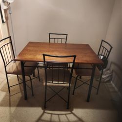 Juego de Comedor 4 Sillas y sofá cama En Buen Estado