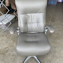 Leather Executive Office Chair (NEED GONE 7/3)