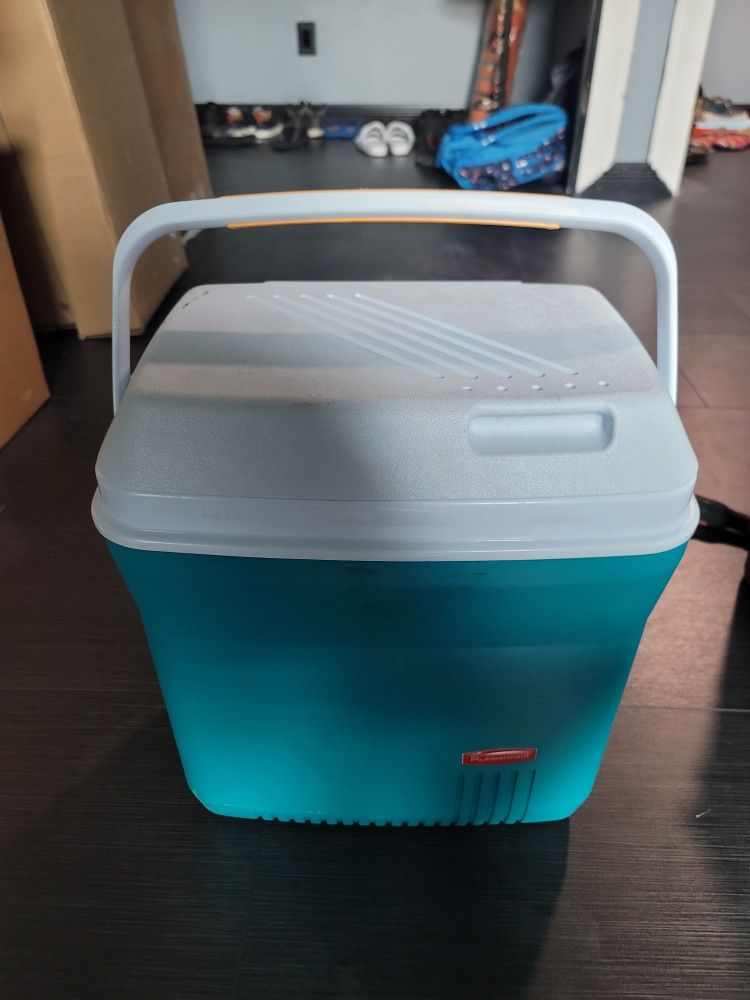 20 Qt Rubbermaid Insulated Chest Cooler Teal White & Yellow