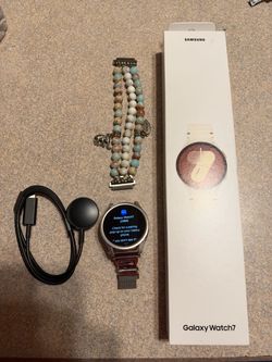 Samsung Galaxy Watch7 40mm (Cream) - Excellent Condition + 2 Bands & Box