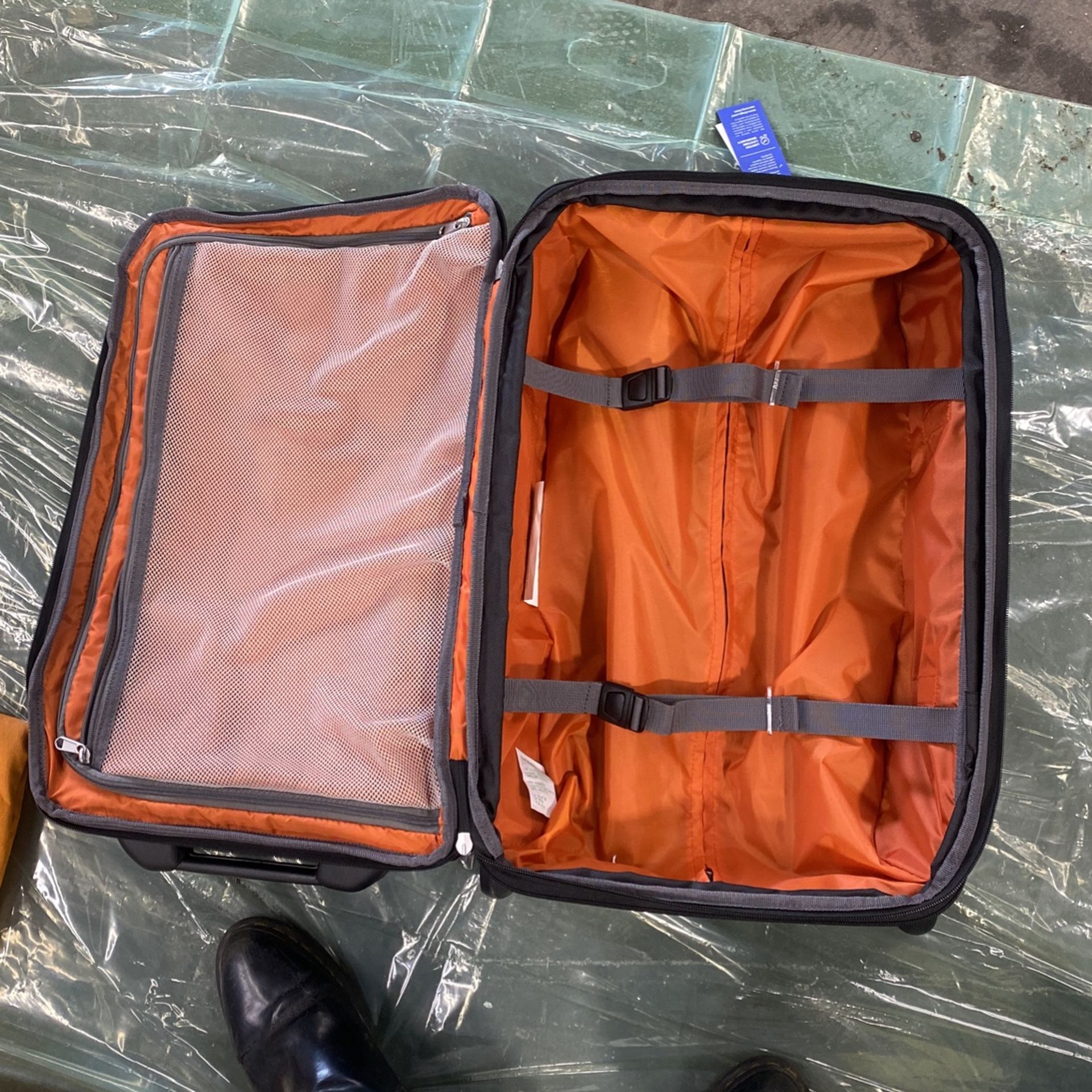 new rolling carry on luggage suitcase ebag for Sale in Hazard, CA