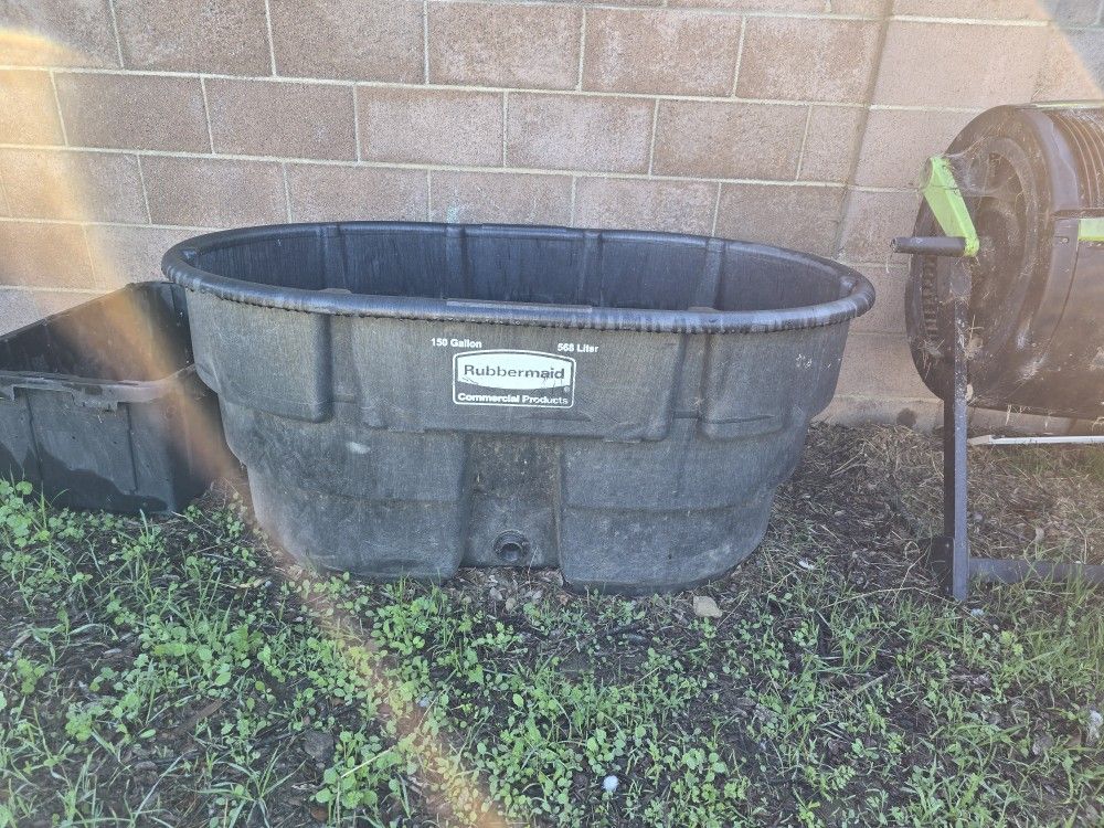 150 Gallon Rubbermaid Stock Tank