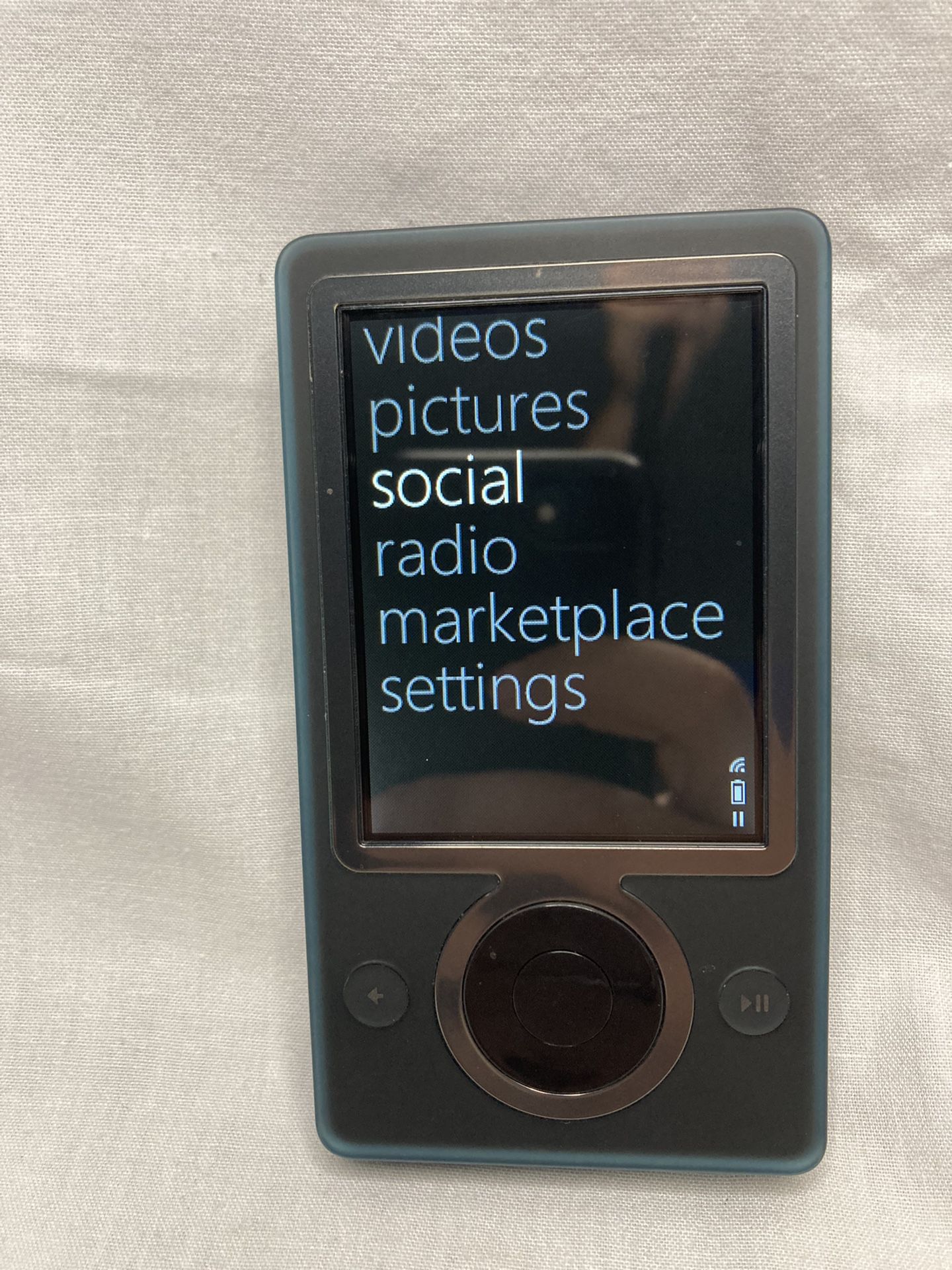 Microsoft Zune 1089 30GB Digital Media Player With Car Charger