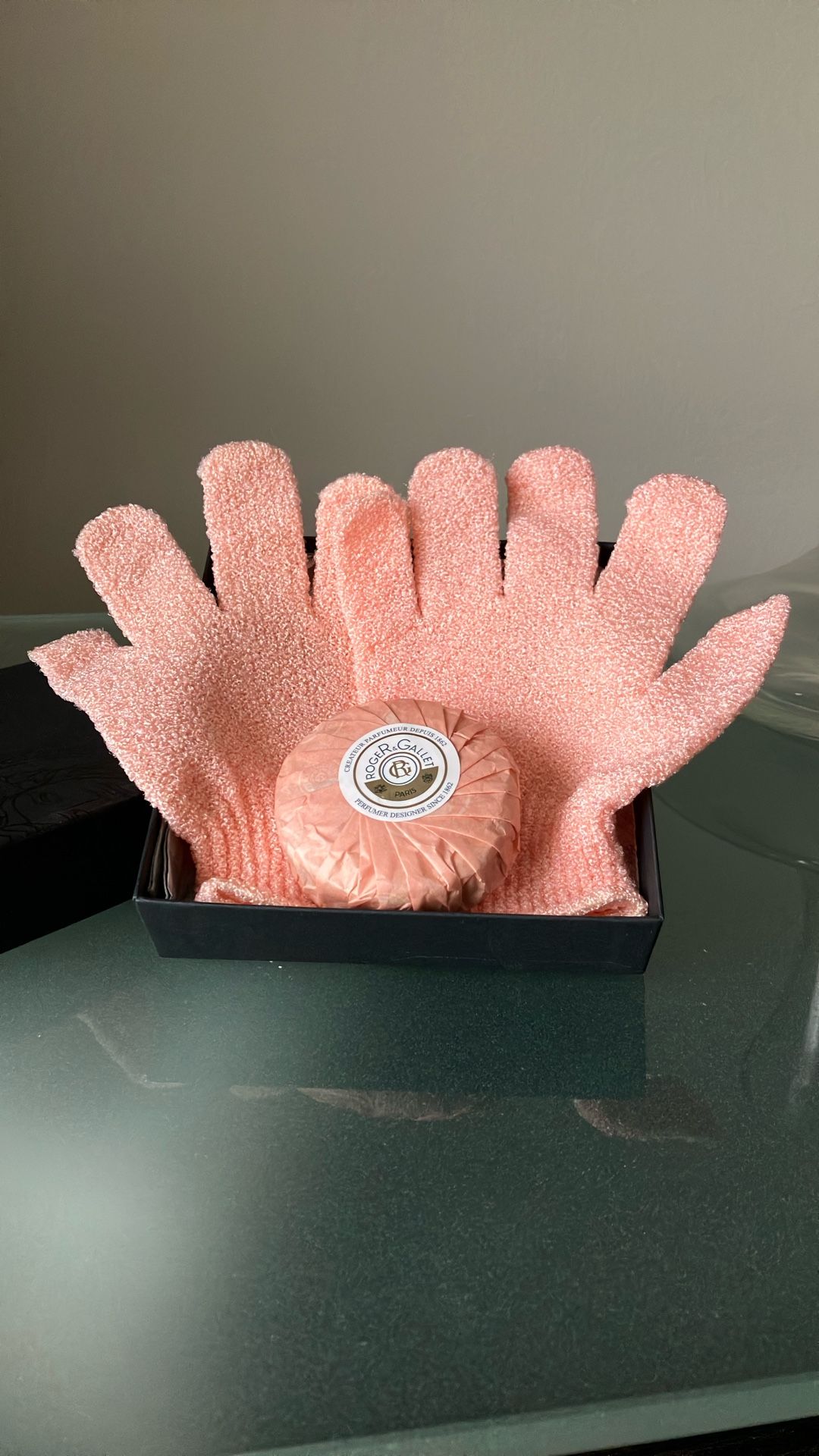 Versace Body Perfumed Soap & Exfoliating Bath Gloves