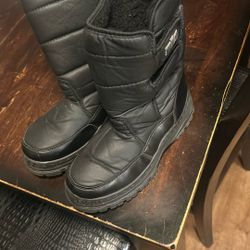Snow boots