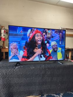 50 inch Roku 4k smart TV beautiful tv comes with remote control shows great quality clear picture works perfect guaranteed