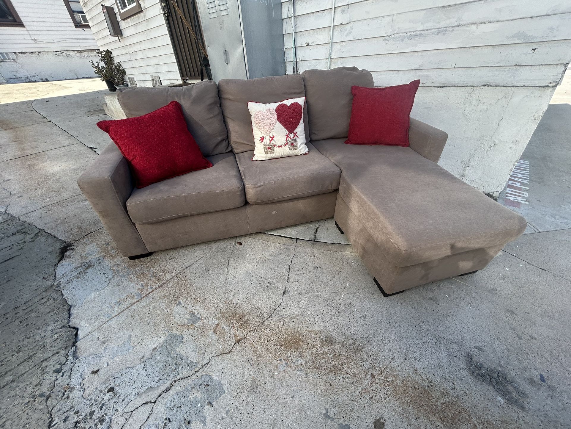 Nice Sectional Reversible Chase! 🚚 Available! 