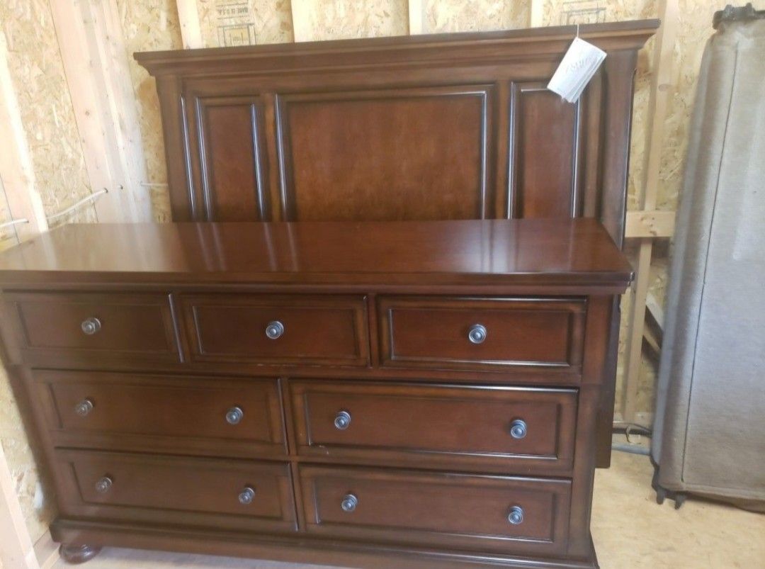 Like New Queen Bedroom Set (Ashley Furniture/porter Collection)