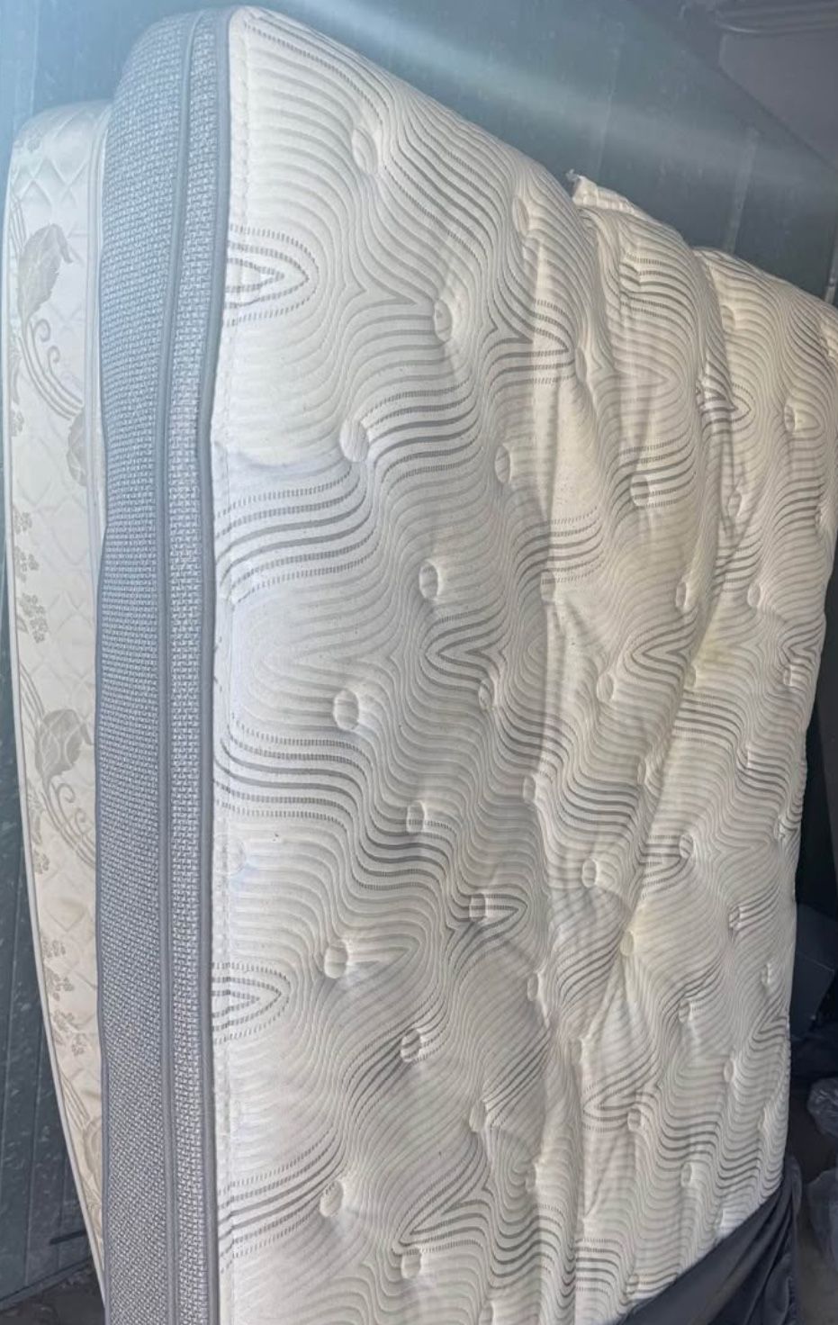 Clean Queen Mattress And Box Spring