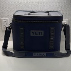 Yeti navy Hopper Flip 18