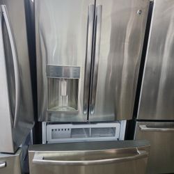 REFRIGERATOR GE STAINLESS STEEL WITH WARRANTY EVERYTHING IS WORKING 