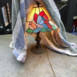 Tiffany like lamp Look at all the pictures a little crack in the back