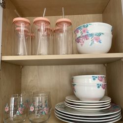 22 piece Matching Dishware Set
