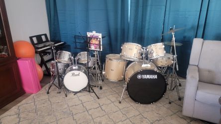 Pearl jr drumset.