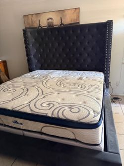 Cama king con su base eléctrica y colchón