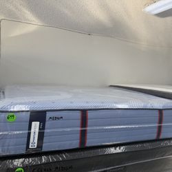 KING SIZE SEALY POSTUREPEDIC PRO MEDIUM MATTRESS & BOX SPRINGS BED SET