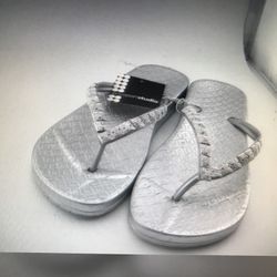 Womens Size 7 FLIP FLOPS ENVISION STUDIO Silver RHINESTONES Strap (RN: 56951)